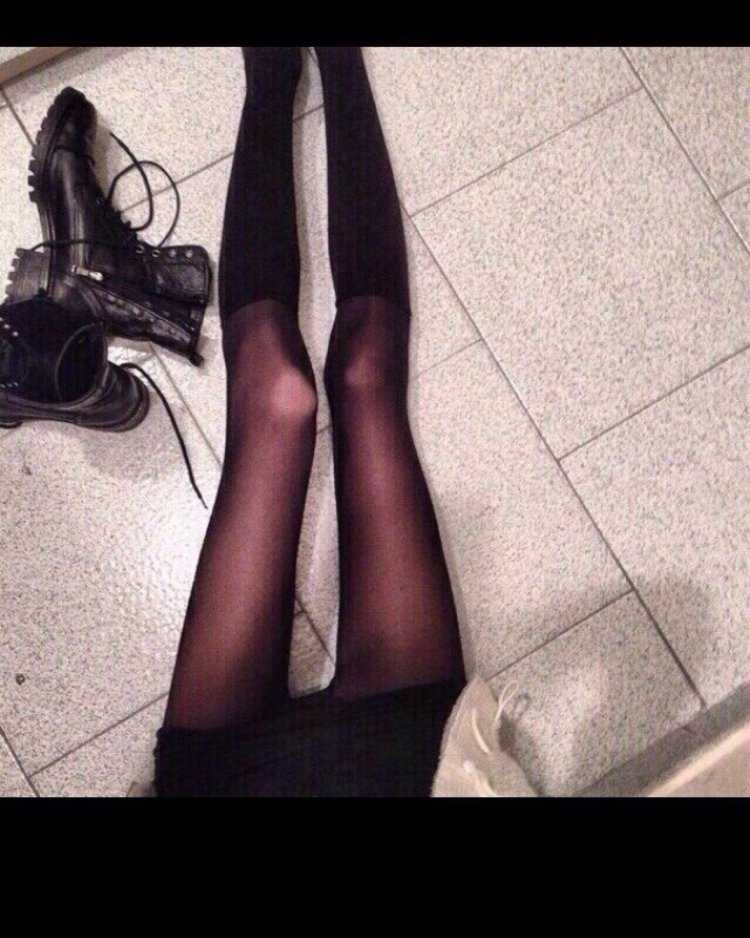 Тонкие ножки в чулках