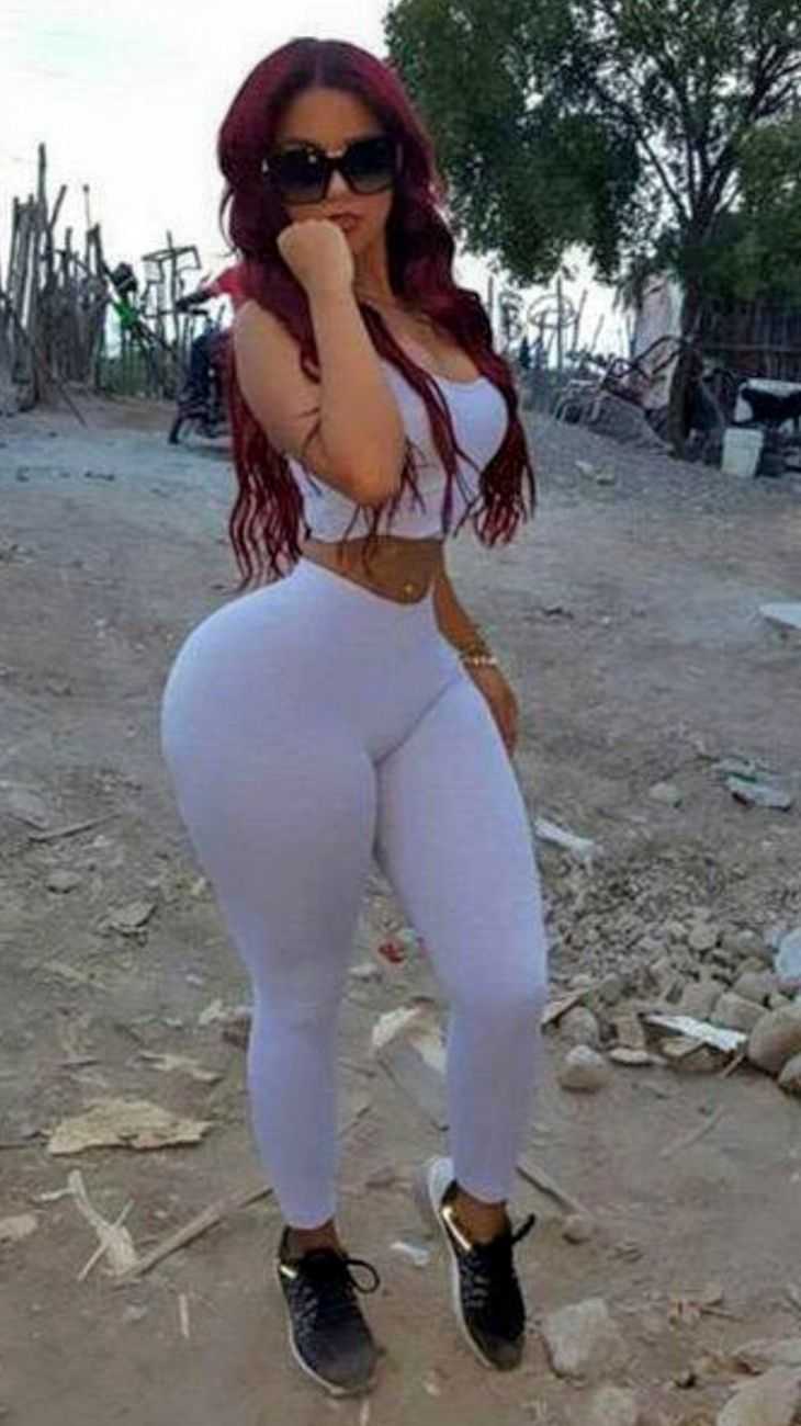 Rosee Divine в платье