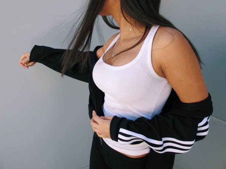 Спортивная брюнетка