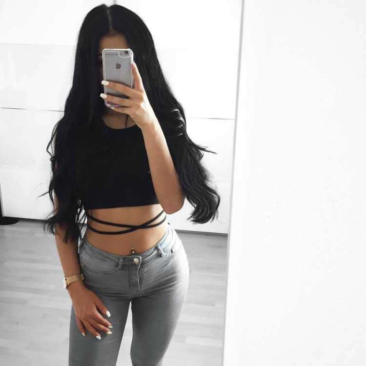 Девушка с айфоном