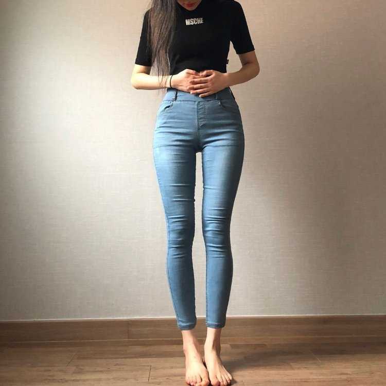 Блондинка в джинсах