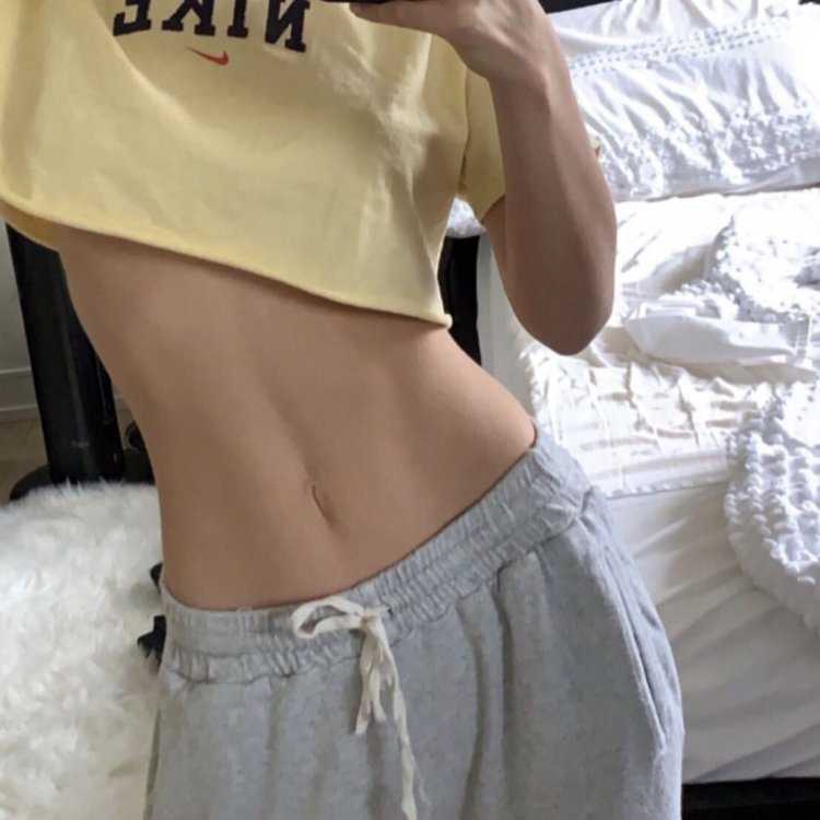 Худое тело девушки Эстетика