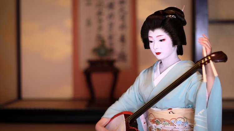 Искусная гейша с веером