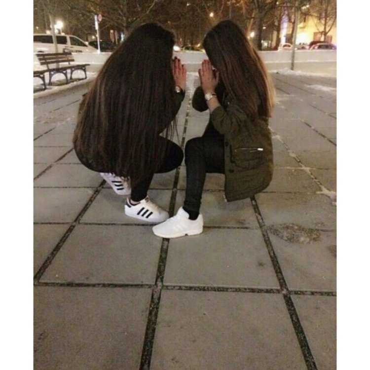 Подруги с темными волосами