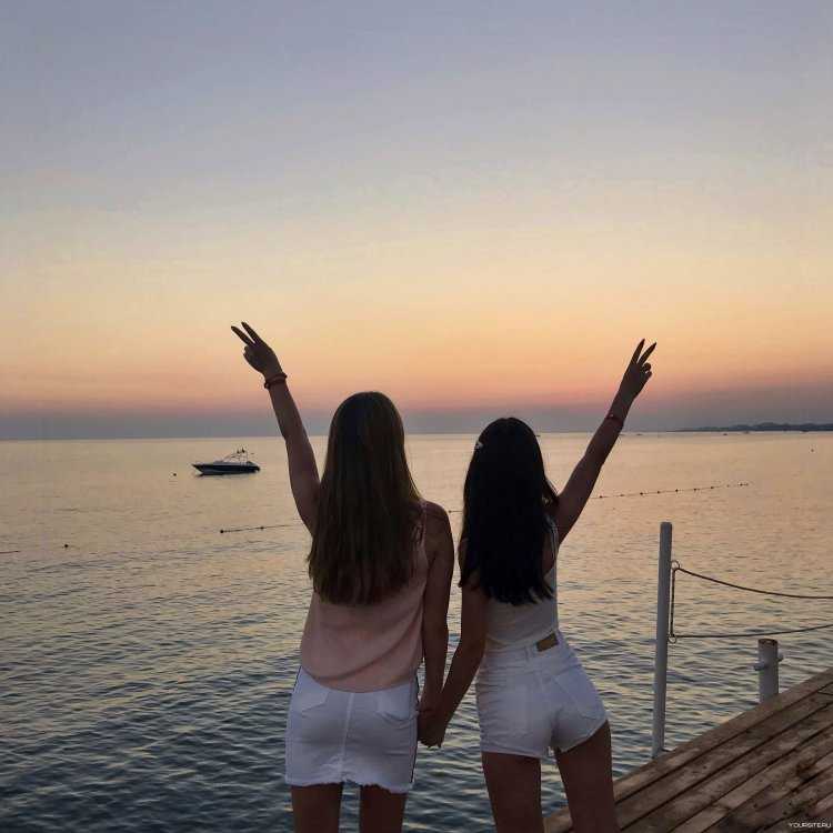 Две девушки на море