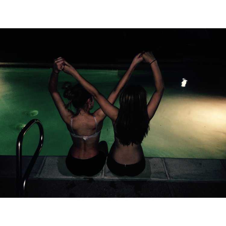 Девушка в бассейне ночью