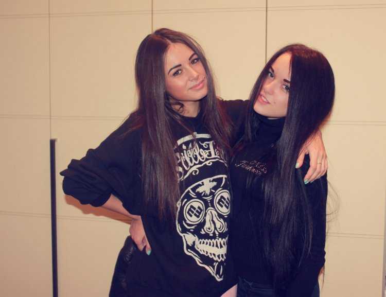 Две девушки с темными волосами