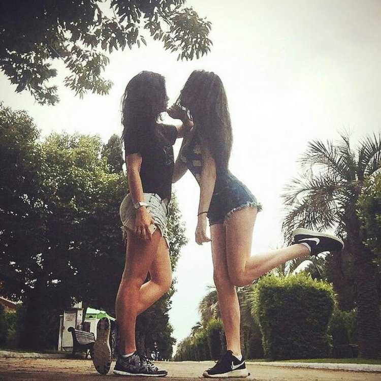 Две девушки брюнетки без лица