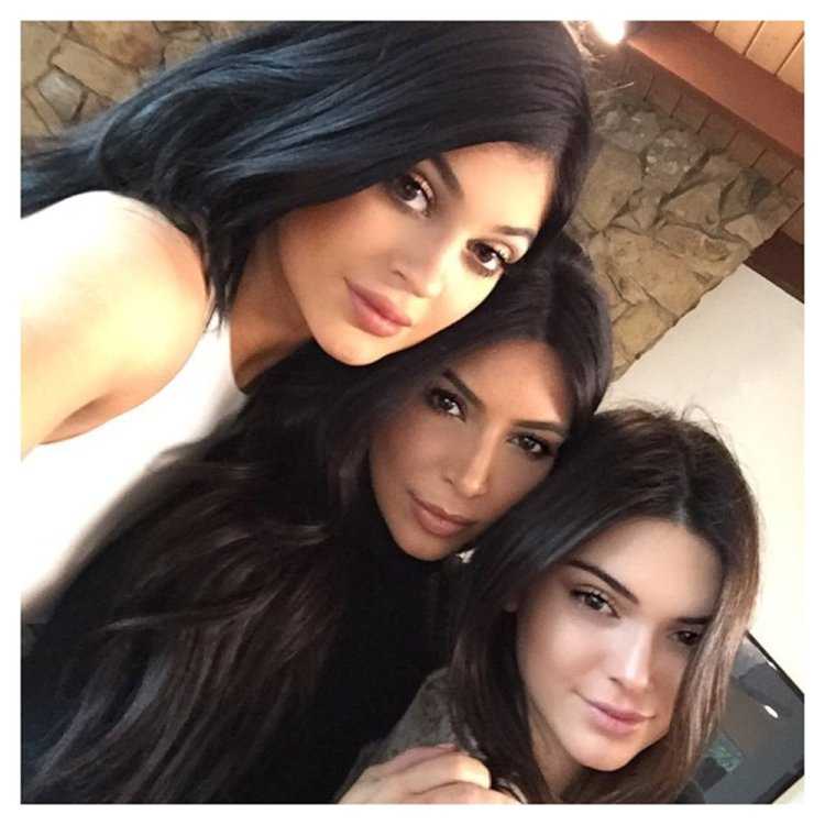 Кендалл и Кайли селфи