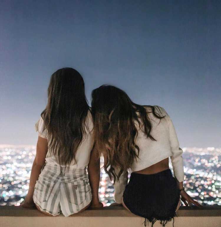 Две подружки со спины