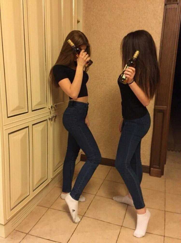 Подруги в зеркале