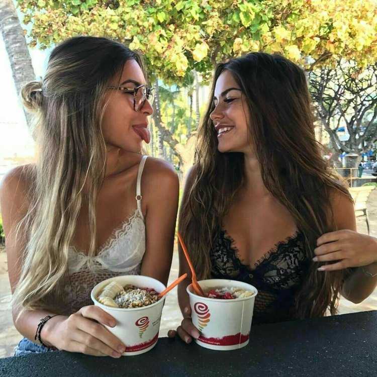 Две красивые подруги