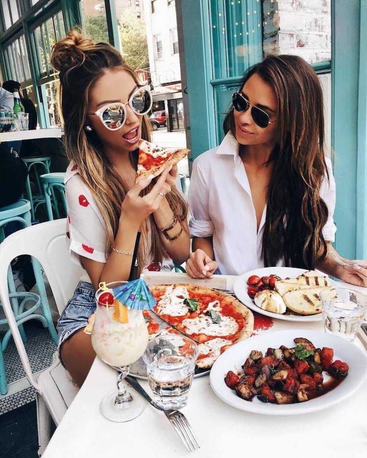 Фотосессия подруг в кафе