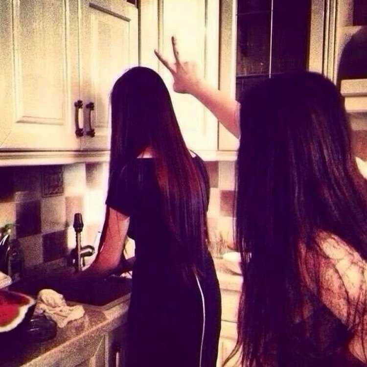 Подруги с темными волосами