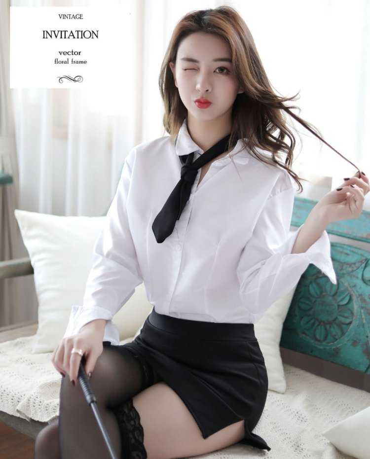 Японская учительница в мини