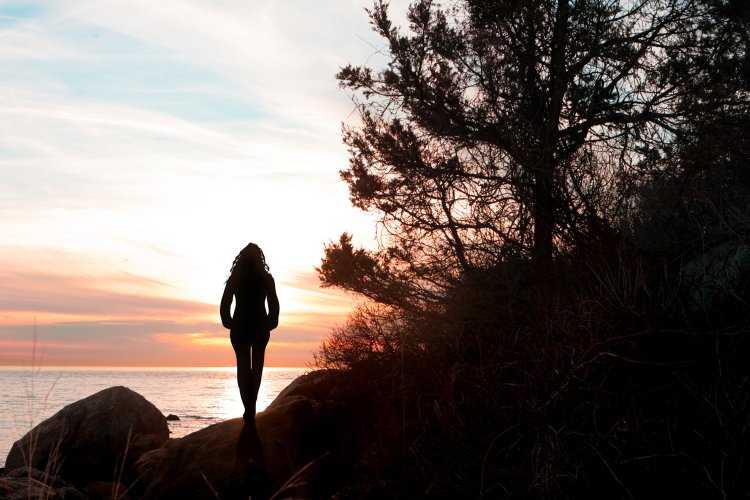 Силуэт девушки вдалеке