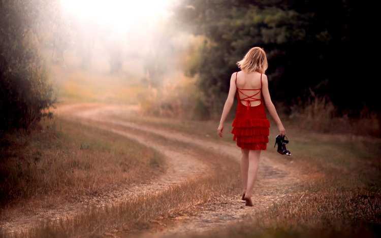 Девушка идет по дороге