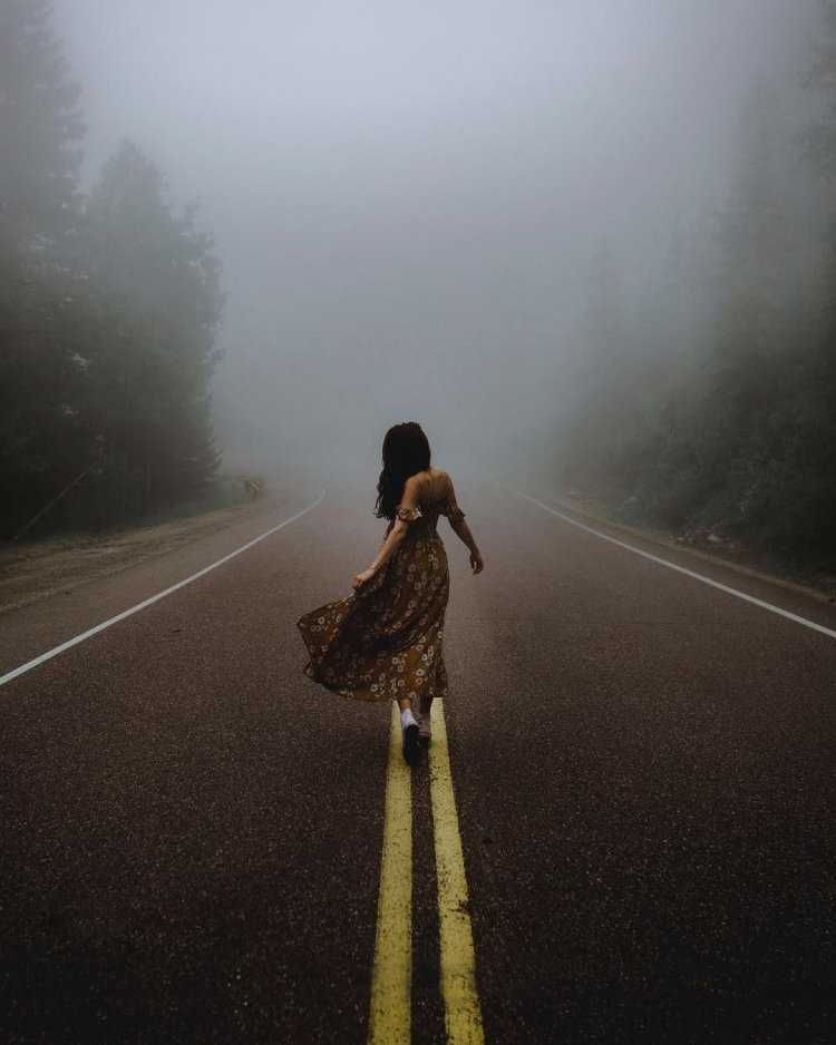 Девушка на дороге