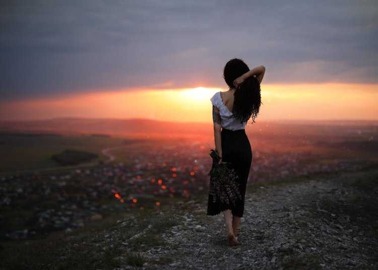 Девушка глядит вдаль