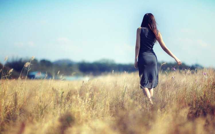 Девушка в далеке со спины