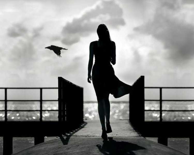 Уходящая девушка со спины брюнетка67