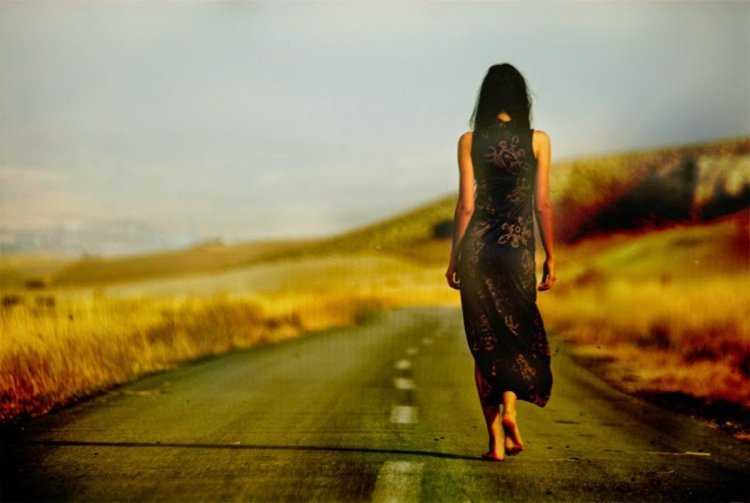 Девушка идет по дороге