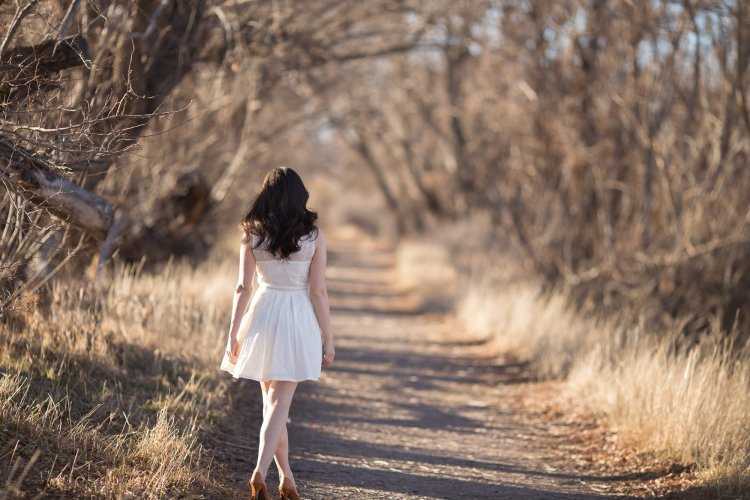 Девушка в белом платье со спины