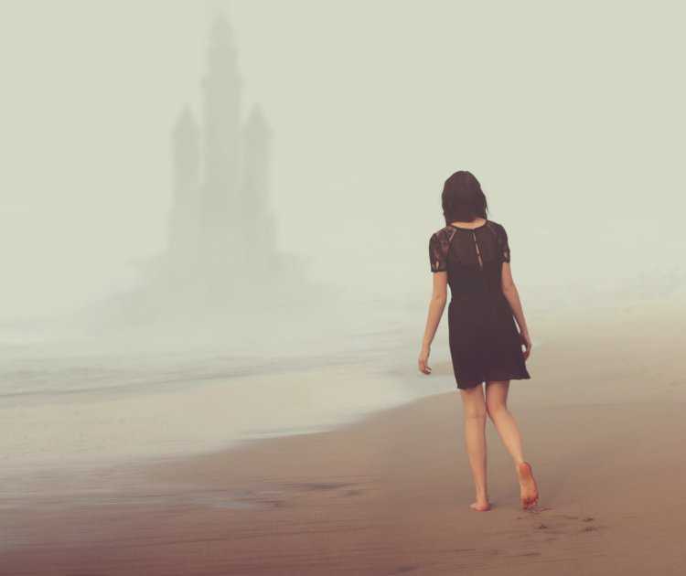 Девочка вдалеке