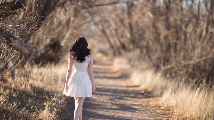 Фото девушки со спины