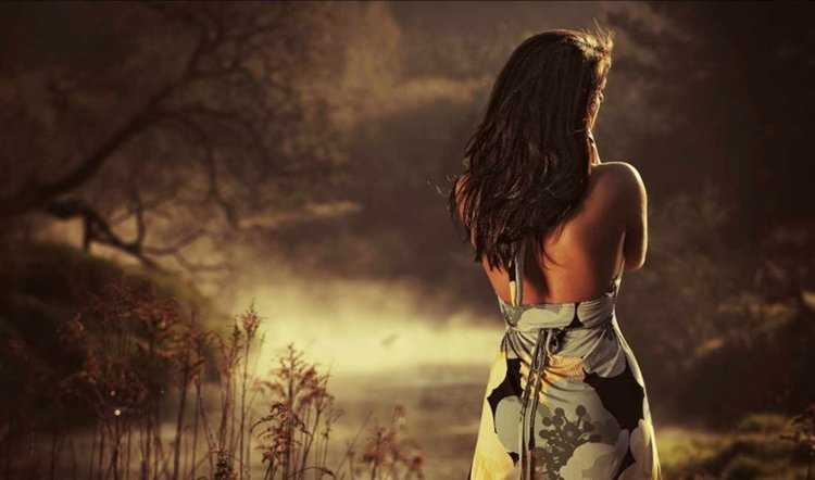 Уходящая девушка со спины брюнетка16