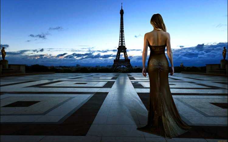 Девушка на фоне Парижа