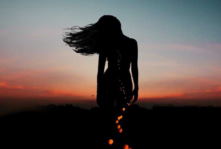 Уходящая девушка со спины брюнетка2