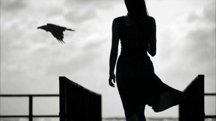 Девушка уходит от парня чб