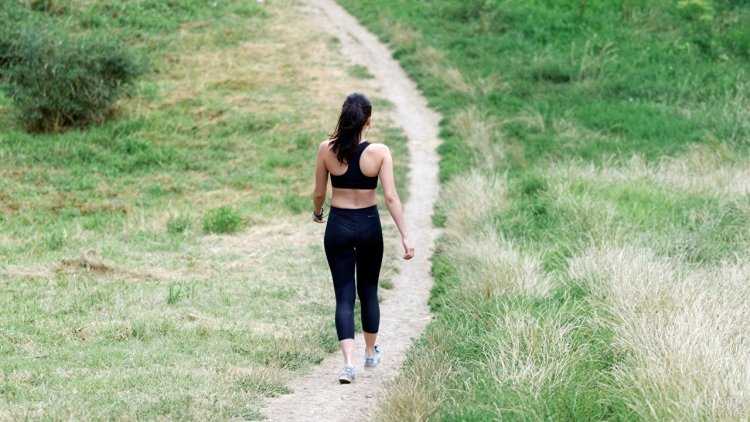 Брюнетка со спины