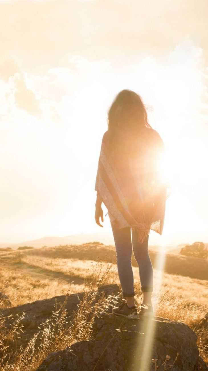 Силуэт девушки на природе