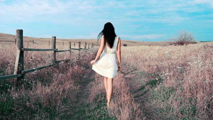 Уходящая девушка со спины брюнетка1