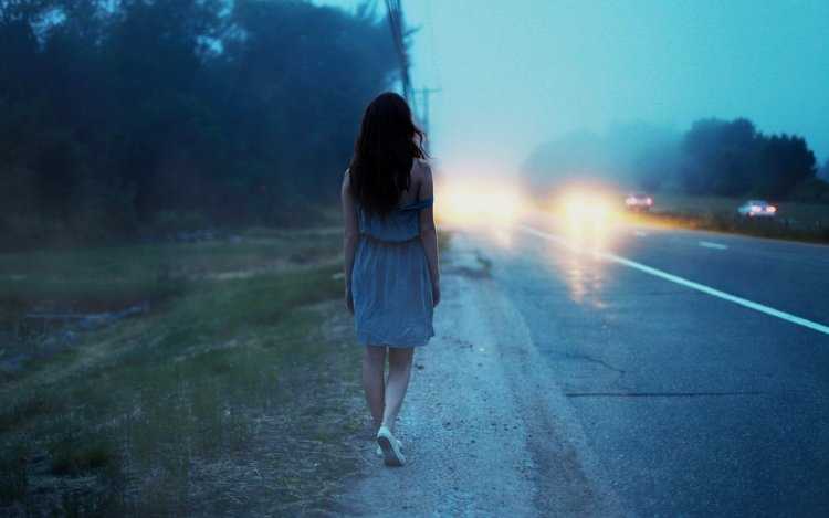 Девочка на дороге ночью
