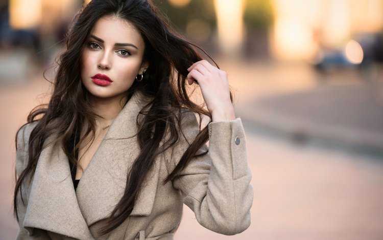 Ухоженная красивая брюнетка55