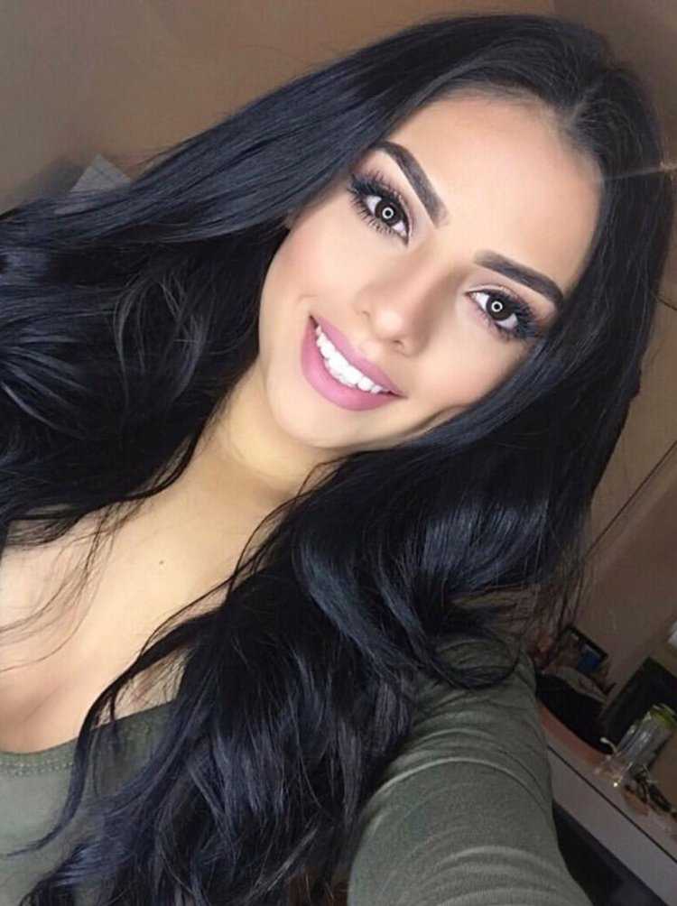 Красивое лицо с чёрном воласами