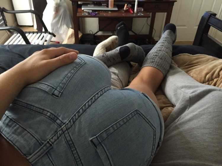 Держит за попу