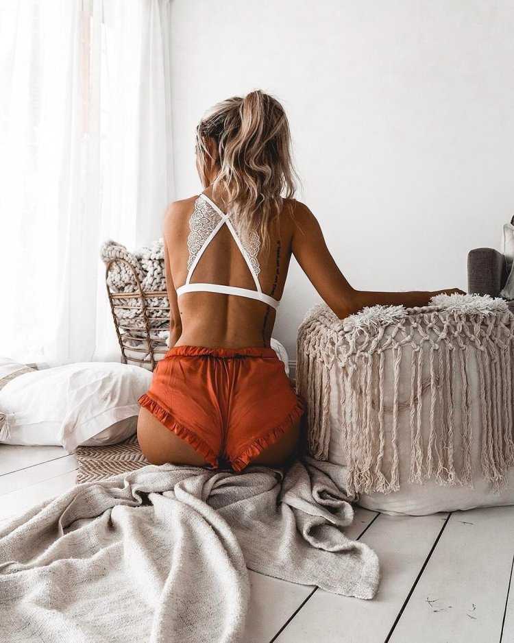 Красивая девушка в белье сзади