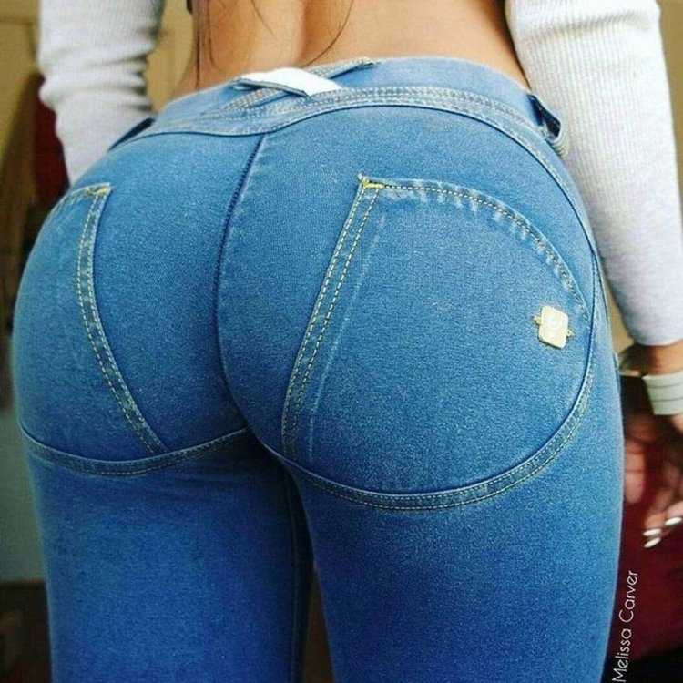 Красивые женские попки в джинсах