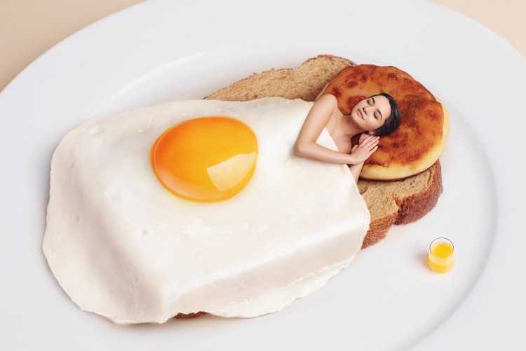 Пикантное изображение с девушкой и яичницей