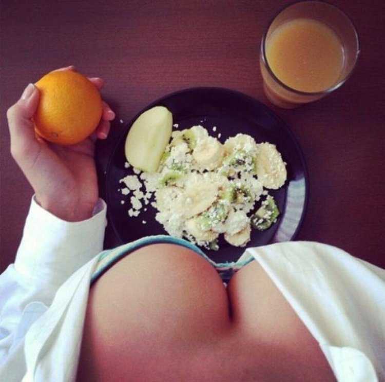 Фрукты, роскошно украшающие тела соблазнительных женщин