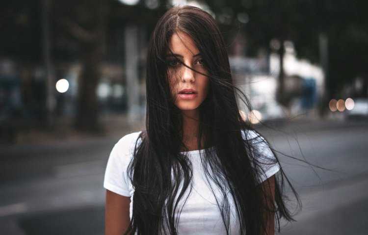 Девушка брюнетка с длинными волосами