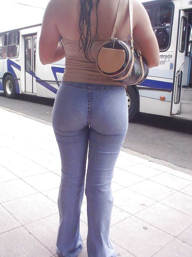 Попки в джинсы в автобусе