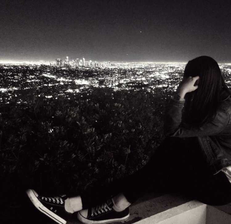 Девушка со спины ночью