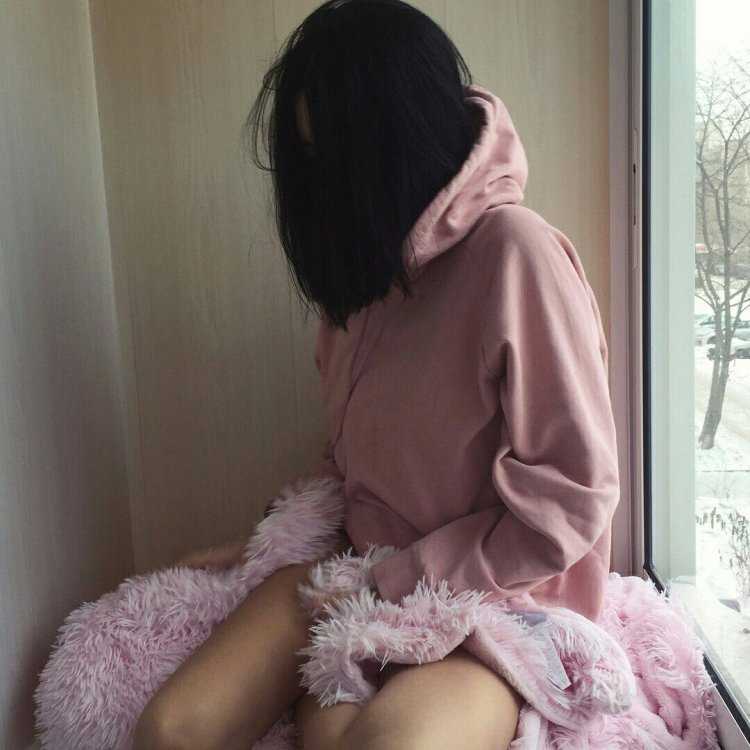 Девушка с каре без лица