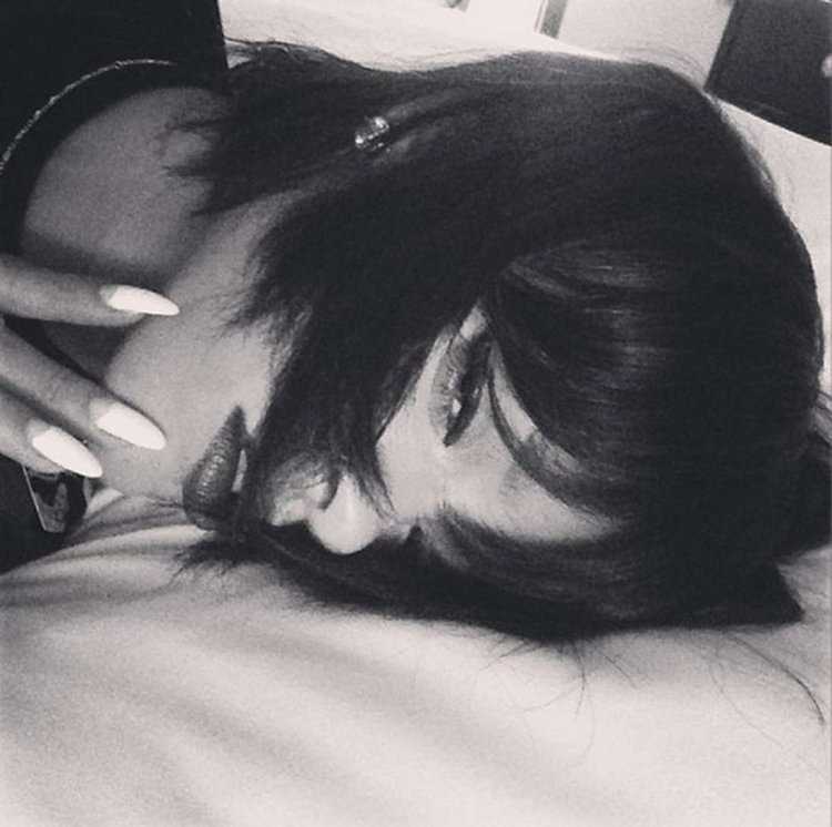 Брюнетка с каре плачет