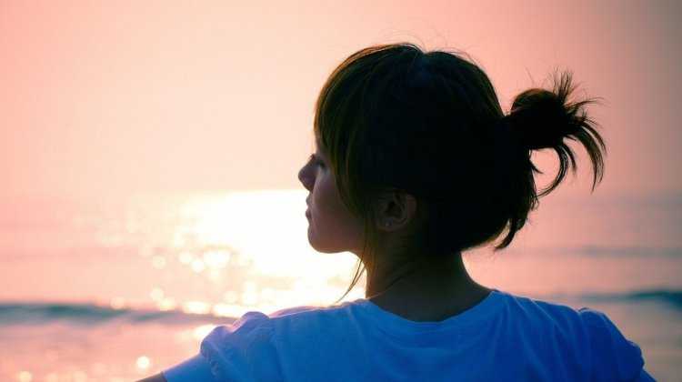 Девушка с каре со спины брюнетка